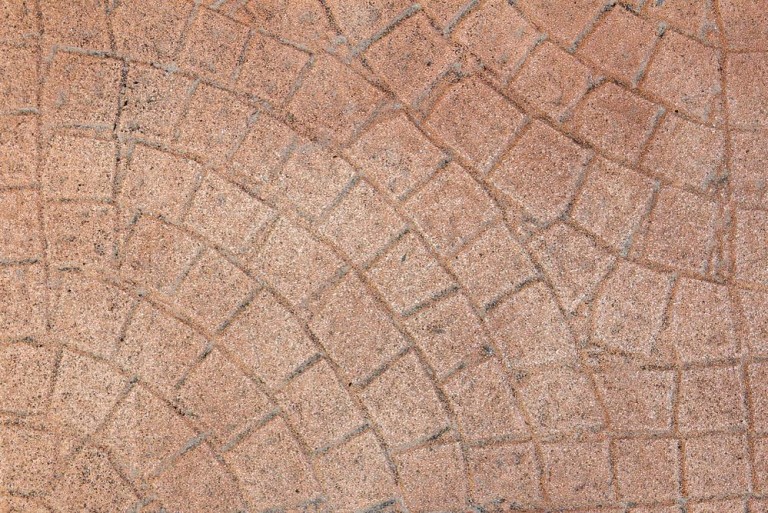 Comment réussir l'installation de pavage à Huriel pour votre extérieur ?