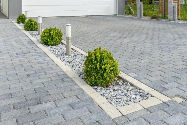 Un pavage d'allée de jardin ou de garage aux abords de Montluçon